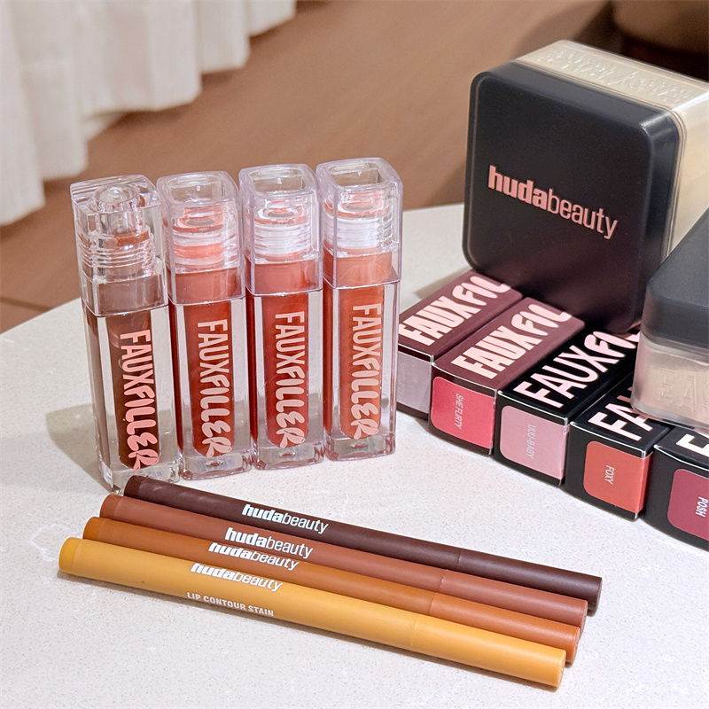 HudaBeauty Faux Filler Lucidal - Huda Beauty Makeup Bag recensione e prezzo