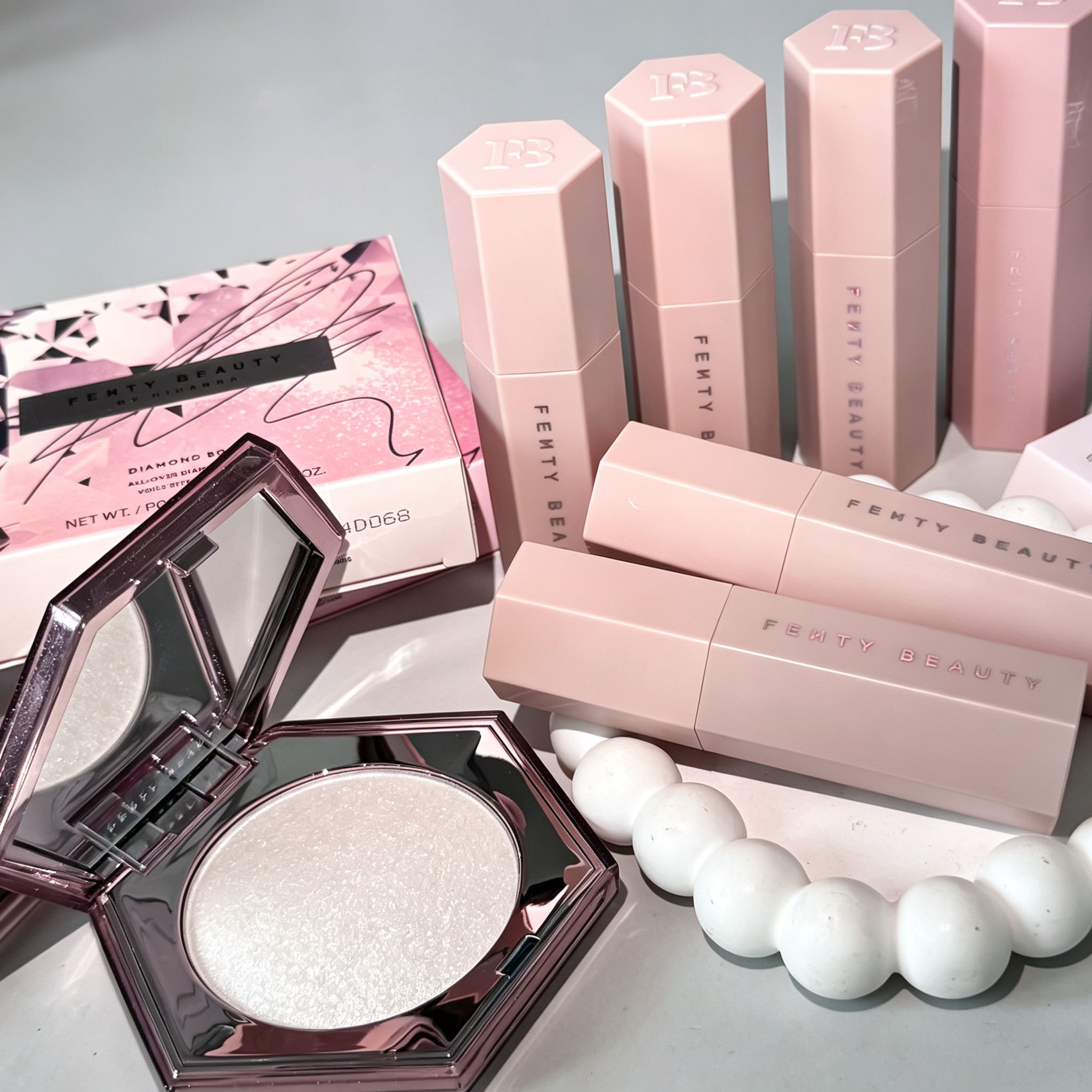 Trucco di lusso Fenty Beauty,  - Fenty Beauty Makeup Highlighter recensione e prezzo